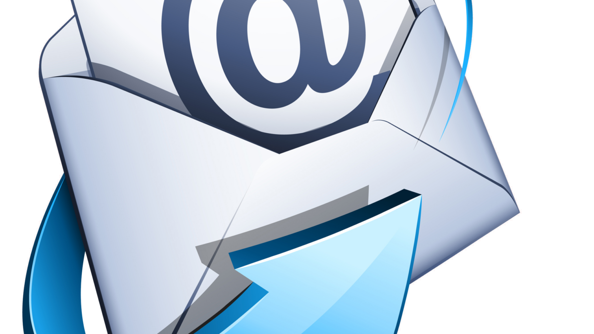 Homme d'affaires envoyant un email marketing depuis son ordinateur portable