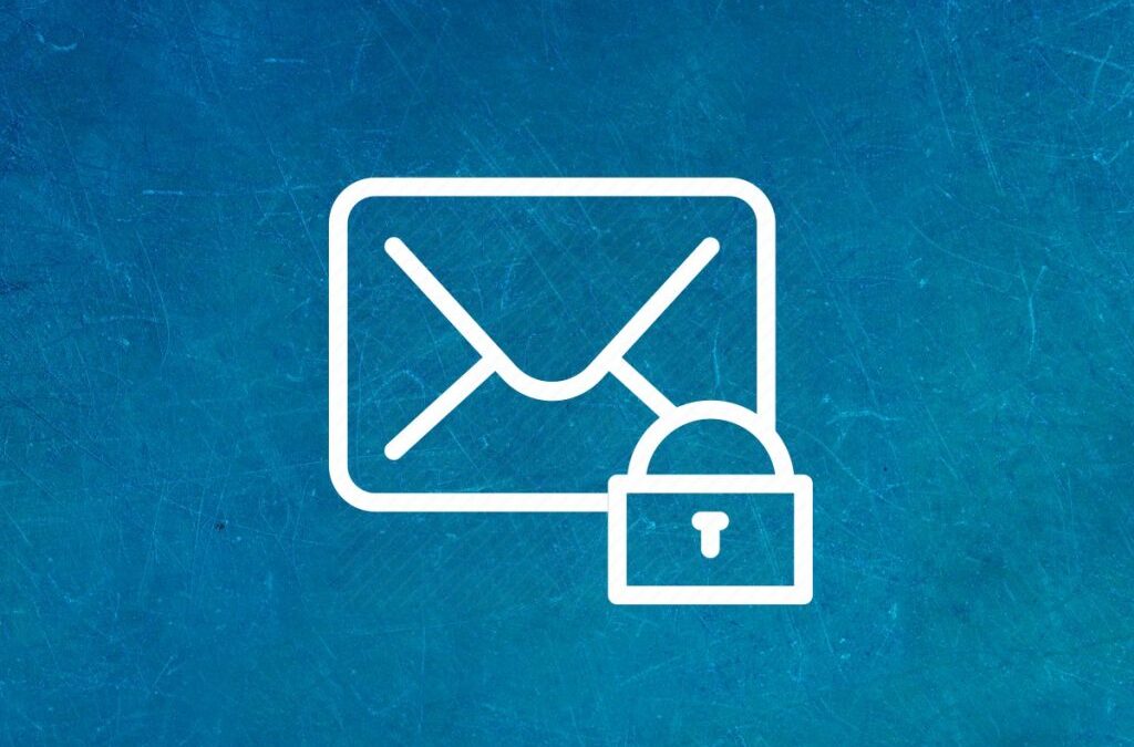 Homme rédigeant une séquence d'emails marketing sur ordinateur