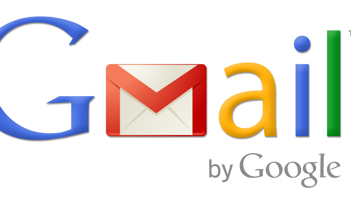 Homme vérifiant ses emails sur un ordinateur