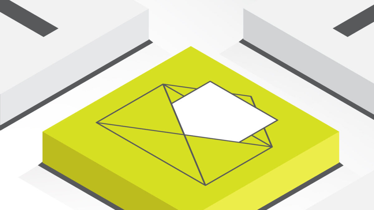 Homme d'affaires ajoute des adresses email dans une liste sur un ordinateur portable